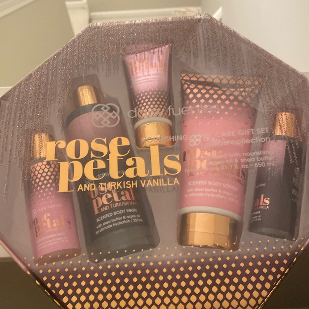 Brand New Daisy Fuentes Rose Petals and Turkish Vanilla Set